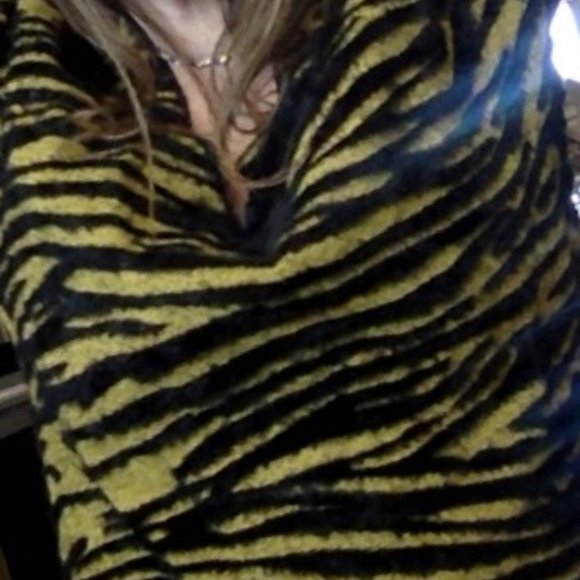 sweater - Picture 3 of 3